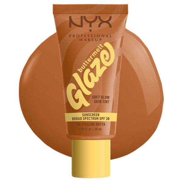 NYX PROFESSIONAL MAKE UP Buttermelt Glaze Soft Glow Skin Tint + SPF/FPS 30 30ml - 06 Pralinë